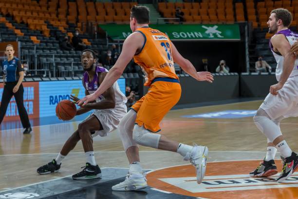 他并非传统 他并非传统