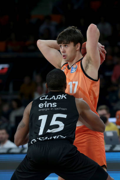 而她所面临 而她所面临